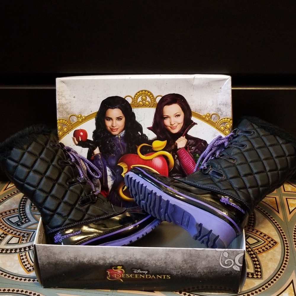 👢Disney Descendants Snowboots, size 1👢